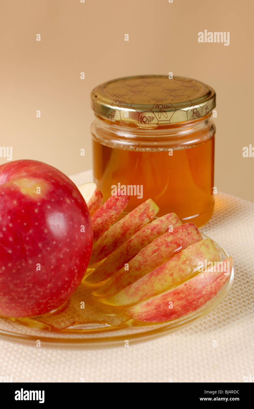Tranches de pomme sur la plaque recouverte de miel still life Banque D'Images