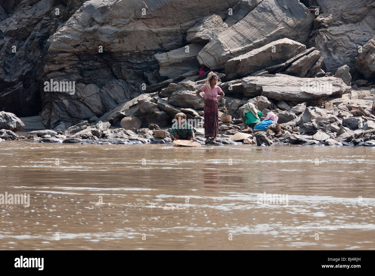 Les Laotiens orpaillage sur le Mékong. De l'eau faible leur permet d'avoir accès aux domaines qui ne sont pas accessibles lorsque la rivière est à vendre Banque D'Images