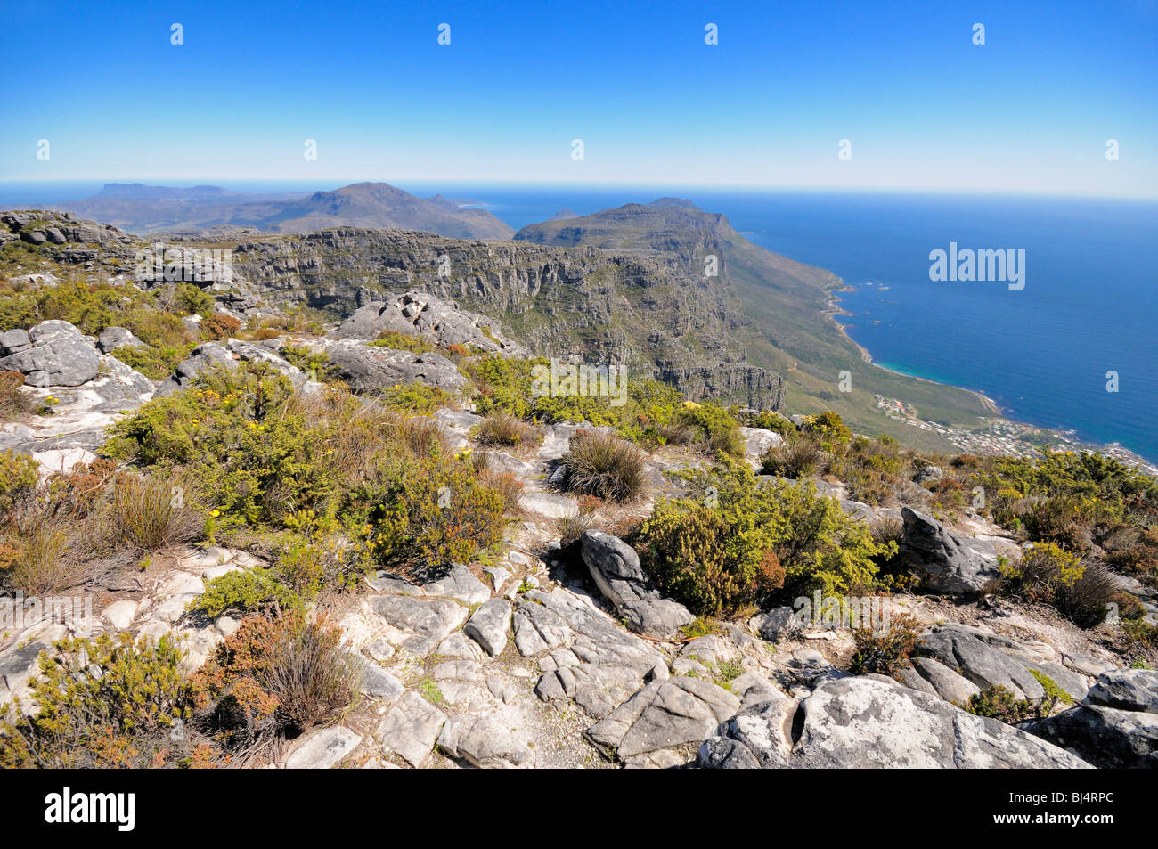 Vue depuis la montagne de la table vers le Cap de Bonne Espérance et de Camps Bay, Cape Town, Western Cape, Afrique du Sud, l'Afrique Banque D'Images