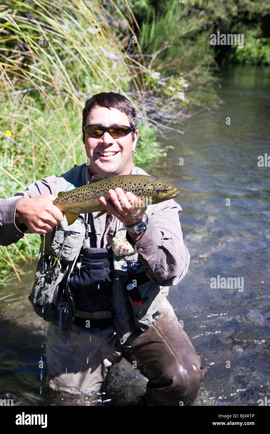Guide de pêche guides Duncan McDonald Huka Lodge vous Waitahanui aux excursions de pêche de Rivière près de Taupo Nouvelle Zélande Banque D'Images