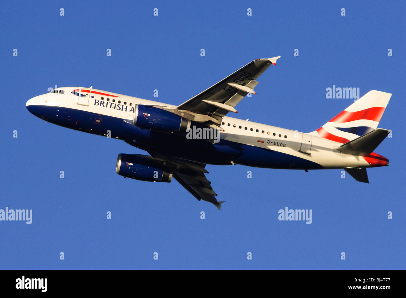Airbus A319 exploité par British Airways escalade de décoller à l'aéroport Heathrow de Londres Banque D'Images