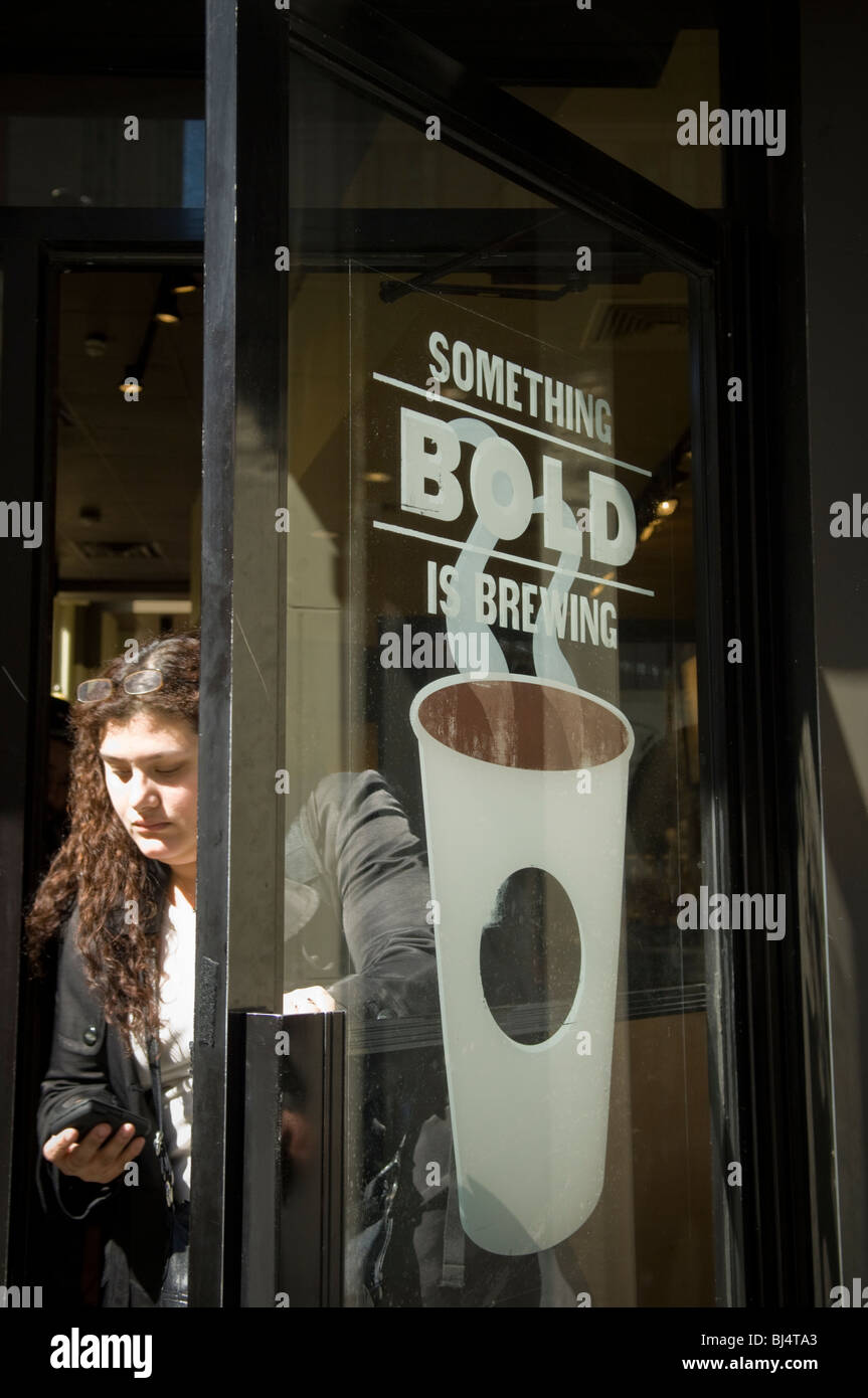 Clients à un café Starbucks dans le centre-ville de Manhattan à New York Banque D'Images