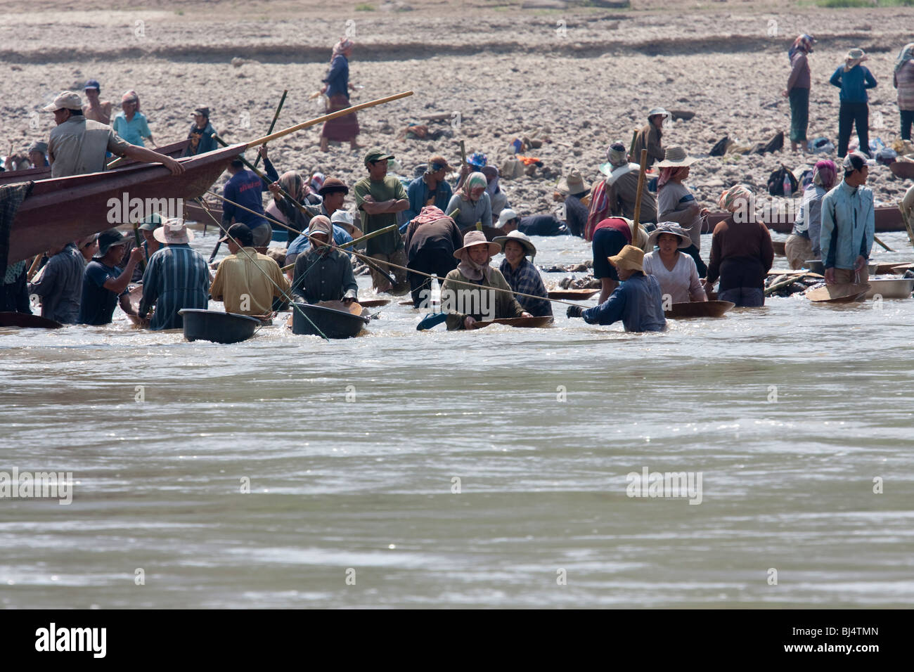 Les Laotiens orpaillage sur le Mékong. De l'eau faible leur permet d'avoir accès aux domaines qui ne sont pas accessibles lorsque la rivière est à vendre Banque D'Images