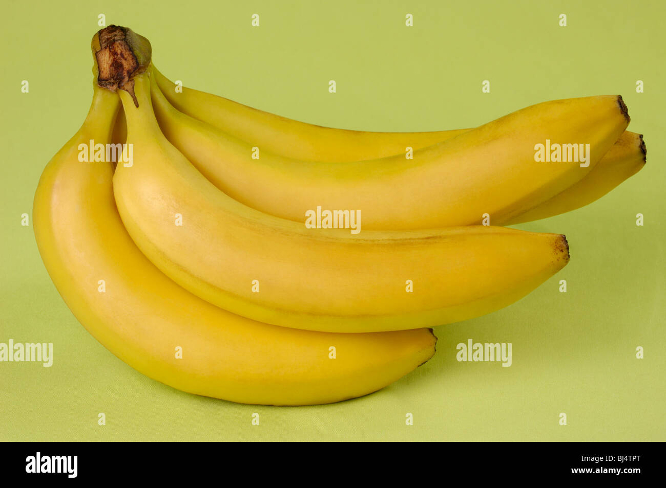 Régime de bananes isolé sur fond vert Banque D'Images