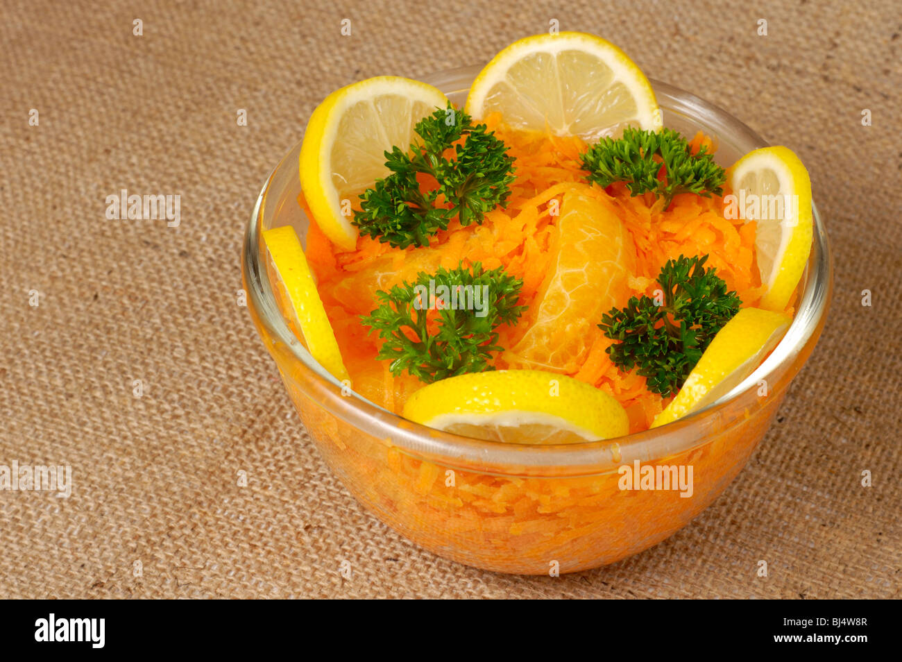 Salade de carottes râpées marocain appétissant avec orange still life Banque D'Images
