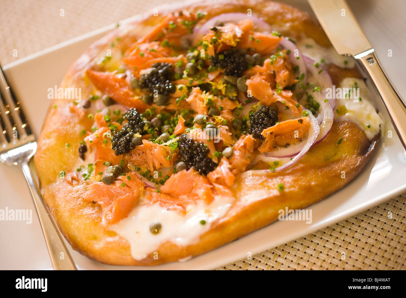 Pizza au saumon fumé à l'érable et au citron crème fraîche, Racine 246 Restaurant, Solvang, Californie, États-Unis d'Amérique Banque D'Images