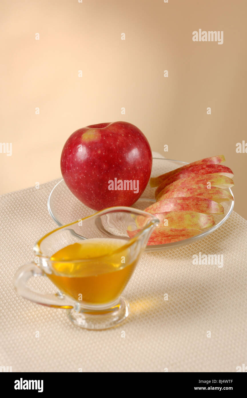 Tranches de pomme sur la plaque et le miel still life Banque D'Images