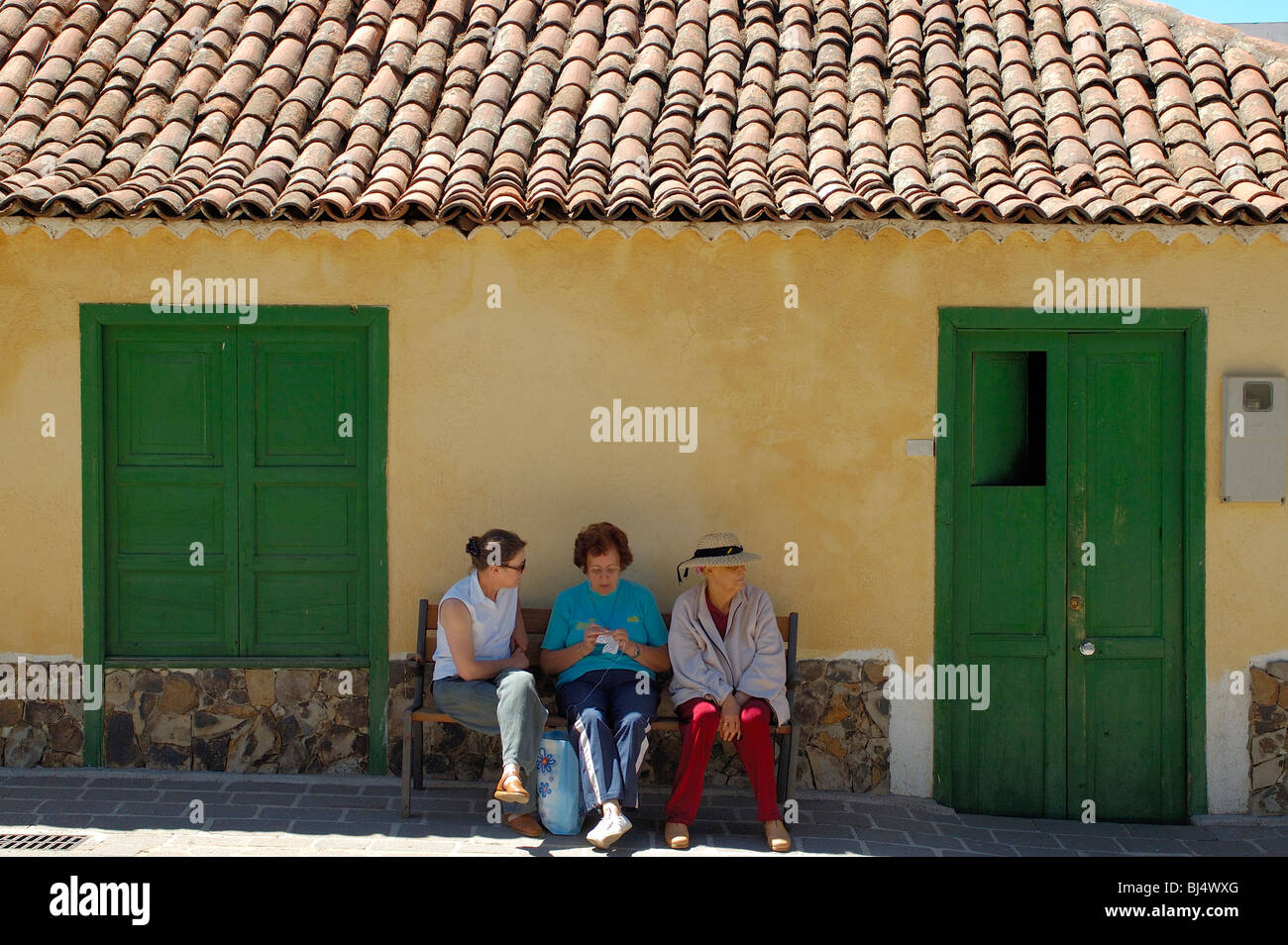L'Espagne, Iles Canaries, Tenerife Vilaflor, femmes assises devant la maison Banque D'Images