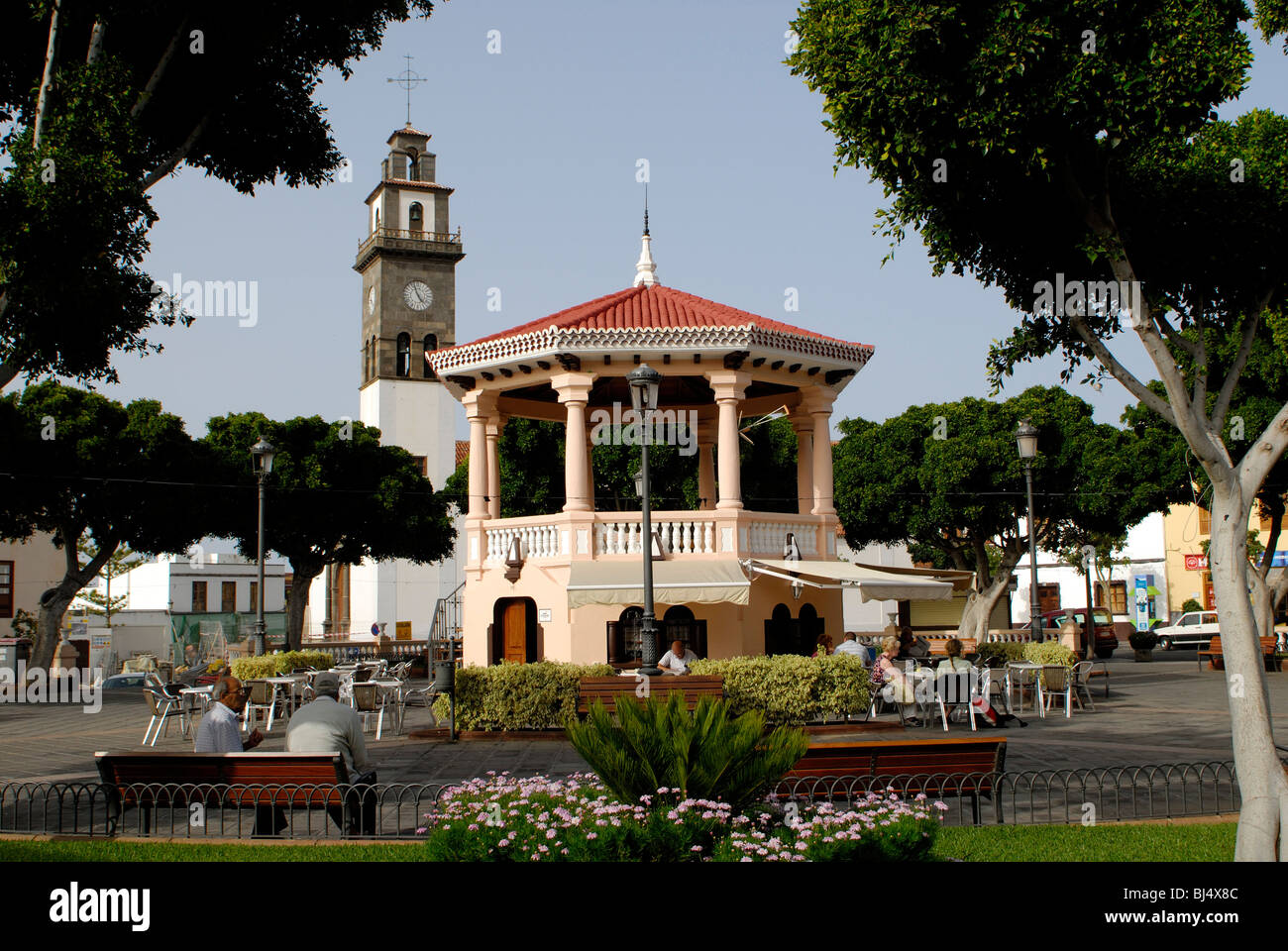 L'Espagne, Iles Canaries, Tenerife Buenavista del Norte, carré avec pavikion et N.-É.) de Los Remedios church Banque D'Images