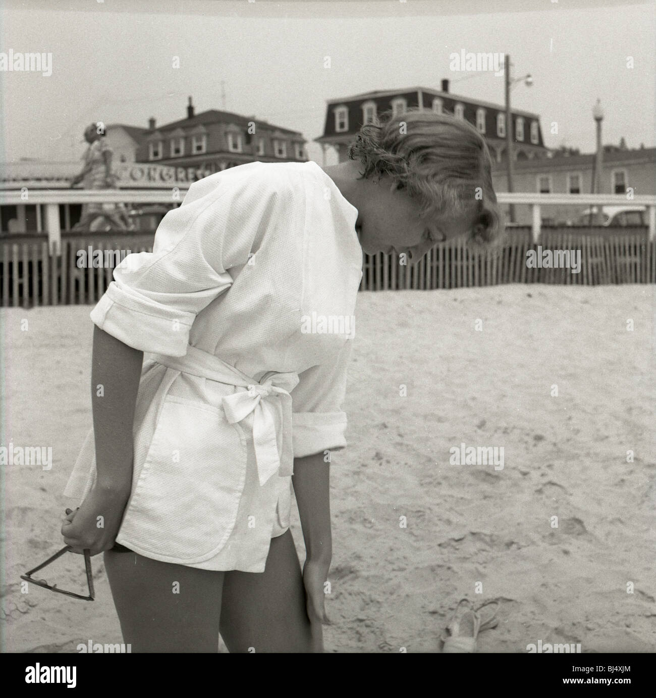 Mode femme à la plage durant les années 50. Conseil mode soleil océan atlantique à pied Banque D'Images