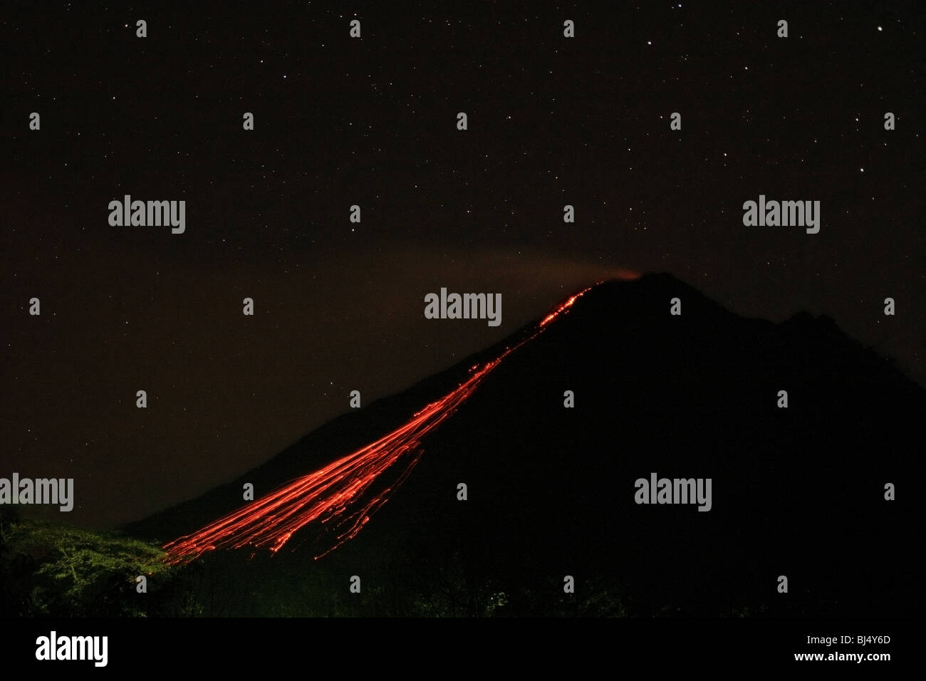 En éruption dans la nuit de l'Arenal Banque D'Images