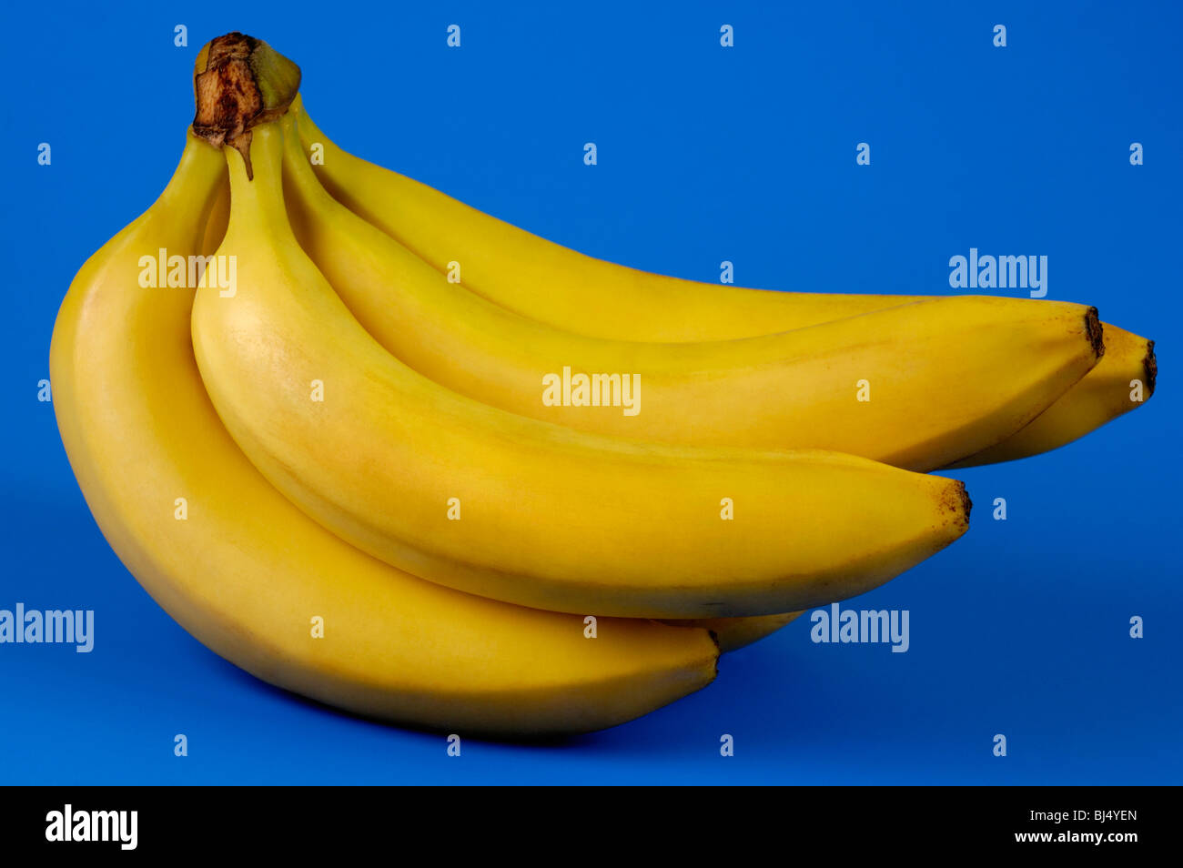 Régime de bananes silhouette isolé sur fond bleu Banque D'Images