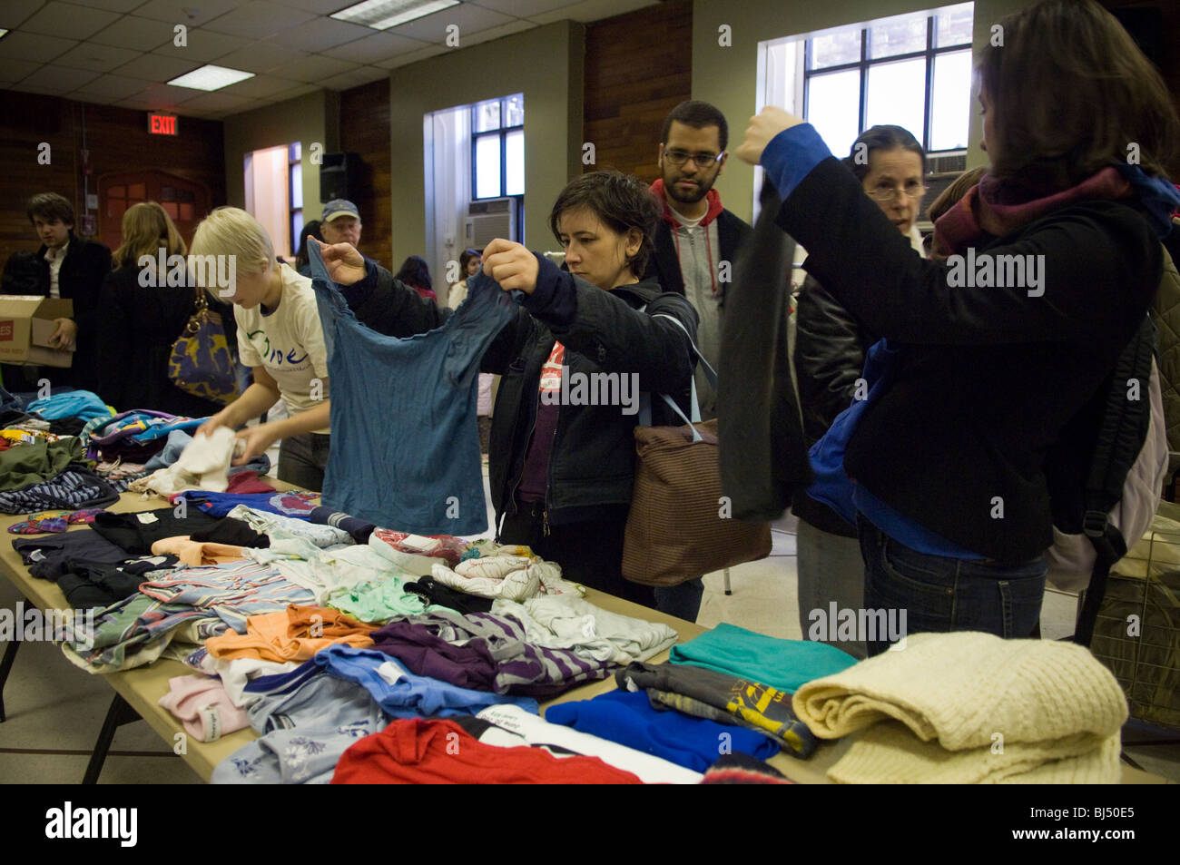 Acheteurs économes à une Stop 'N' Swap événement dans le quartier de Jackson Heights dans le Queens, NY Banque D'Images