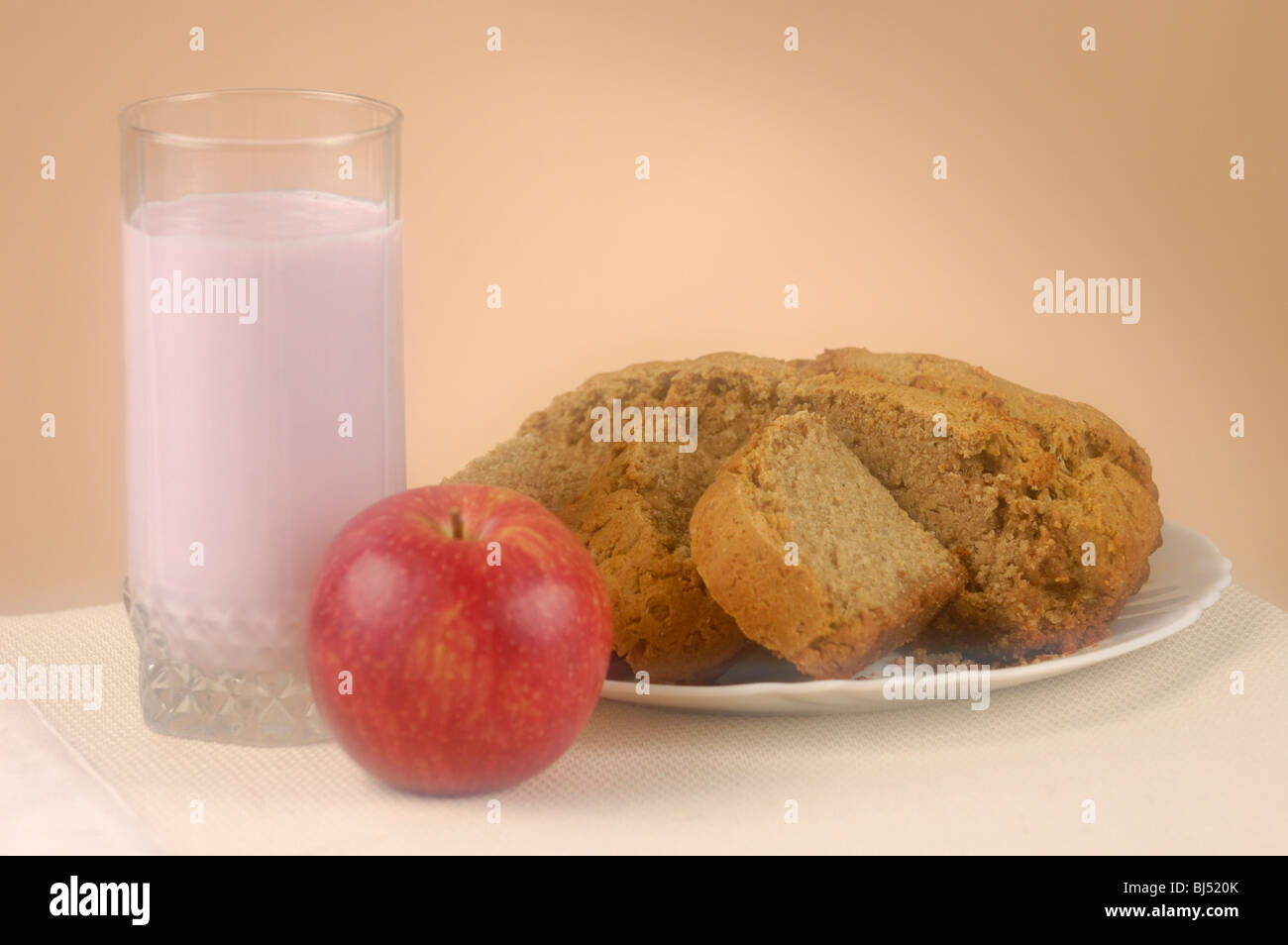 Du pain fait maison, de verre de yaourt et une pomme Banque D'Images