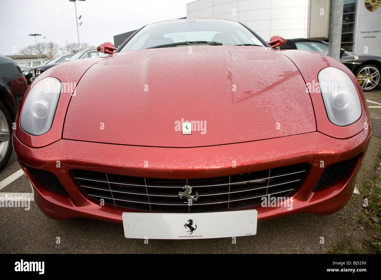 Nouvelle voiture Ferrari rouge sur les ventes avant-cour Banque D'Images