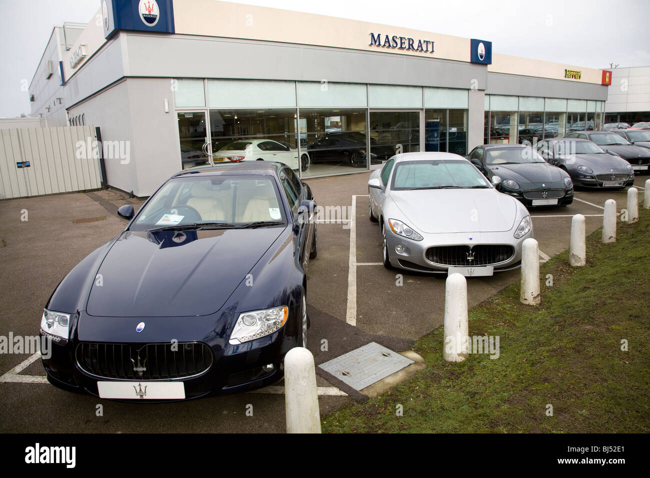 Maserati voitures en vente avant-cour Banque D'Images