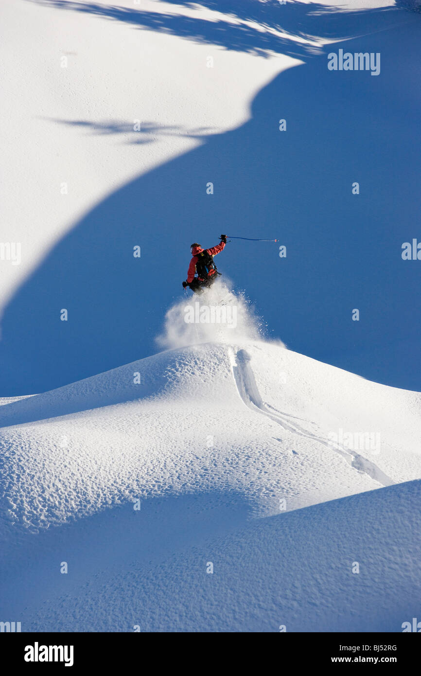 Un skieur sautant Banque D'Images