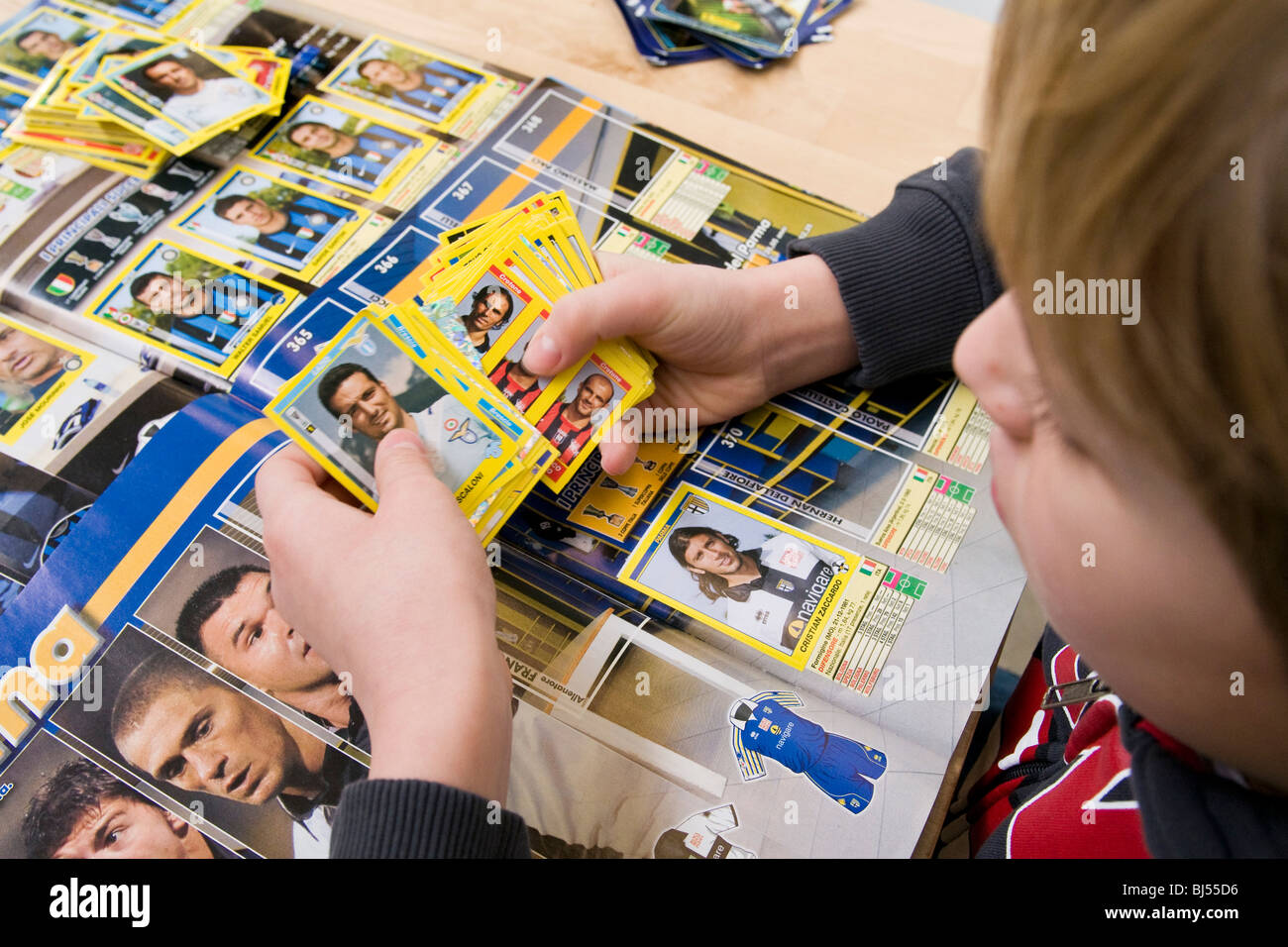 Cartes de collection football avec enfant Banque D'Images