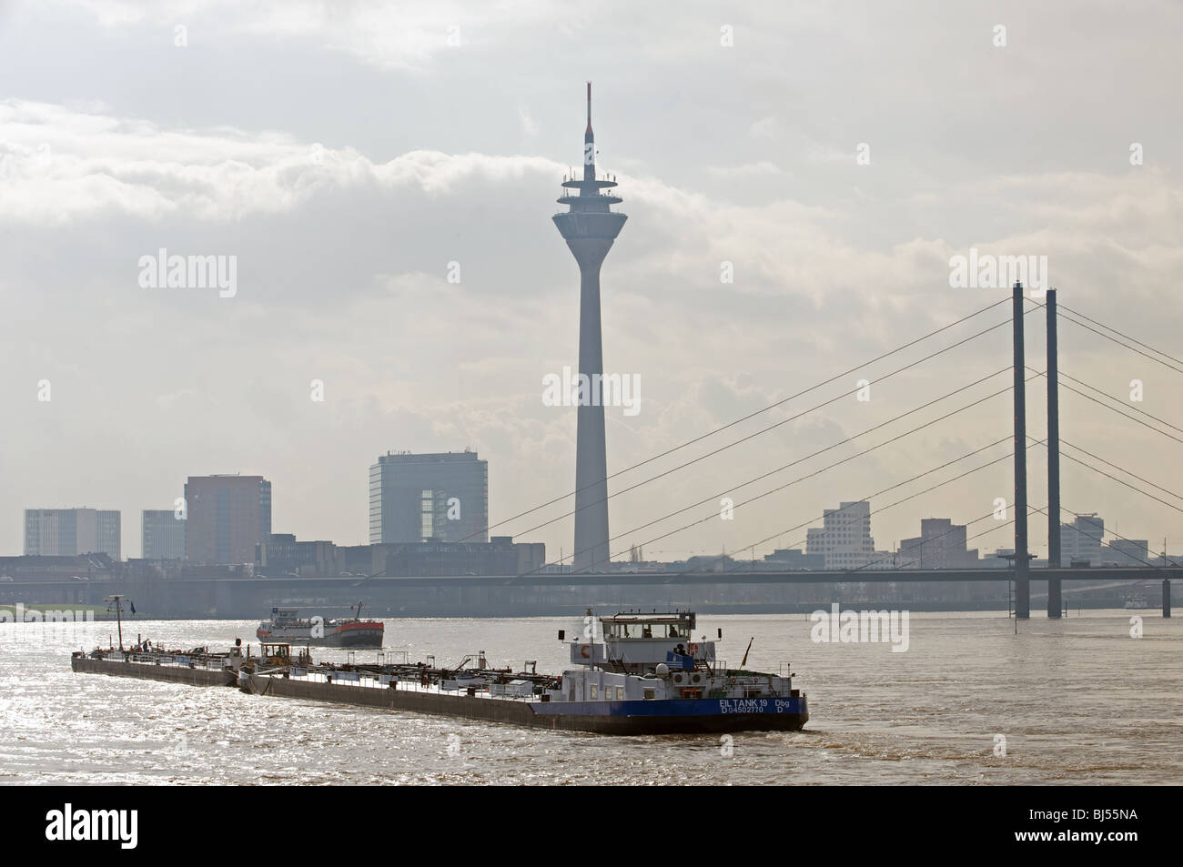 Barge de pétroliers, du Rhin, Düsseldorf, Allemagne. Banque D'Images