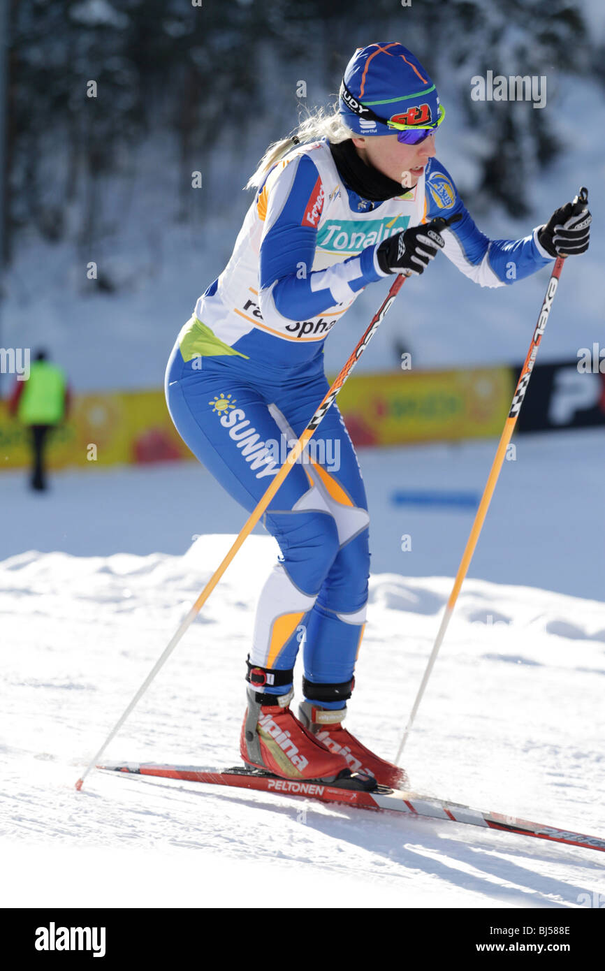 Riikka Sarasoja de Finlande en compétition lors de la Coupe du Monde FIS de Ski de fond, Mesdames 4 x 5 km Classic/relais libre à Lahti, Finlande Banque D'Images