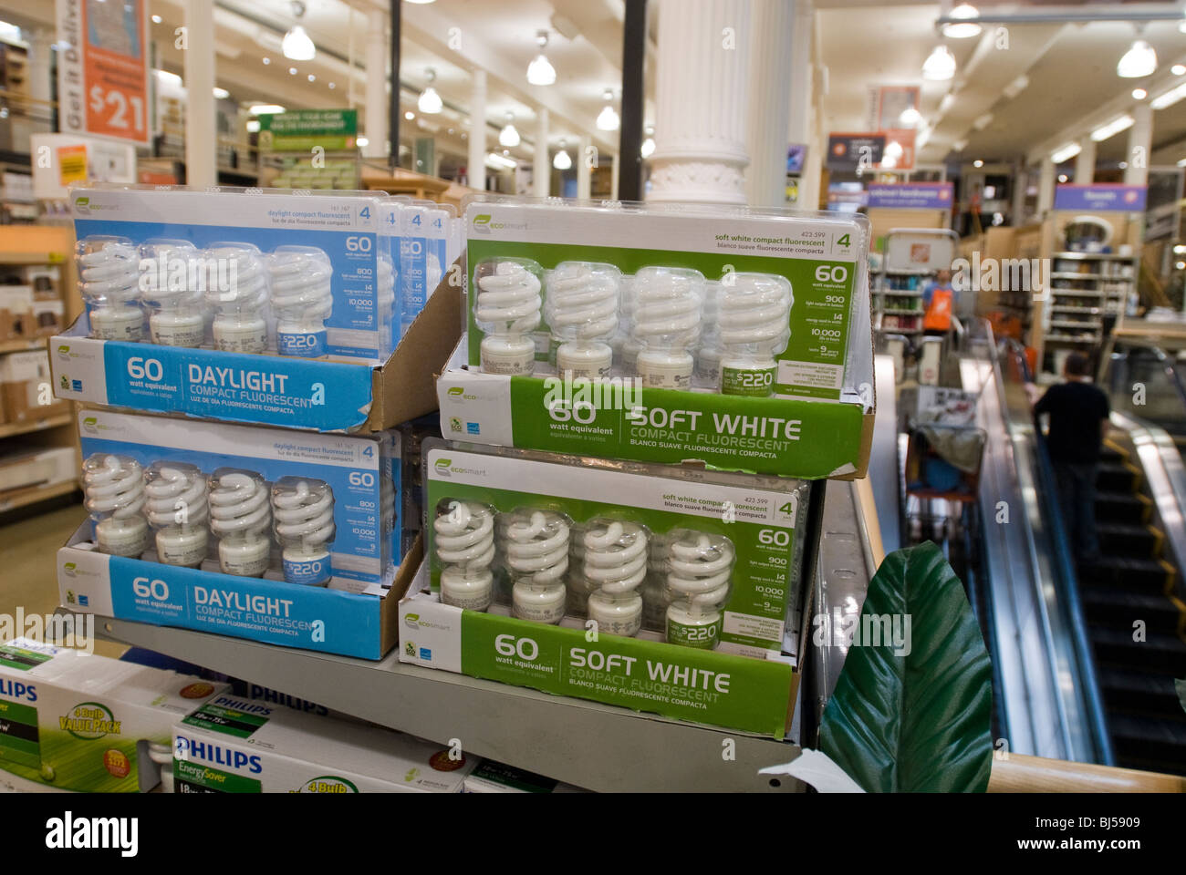 Les ampoules fluorescentes compactes sont vus dans un magasin Home Depot à New York Banque D'Images