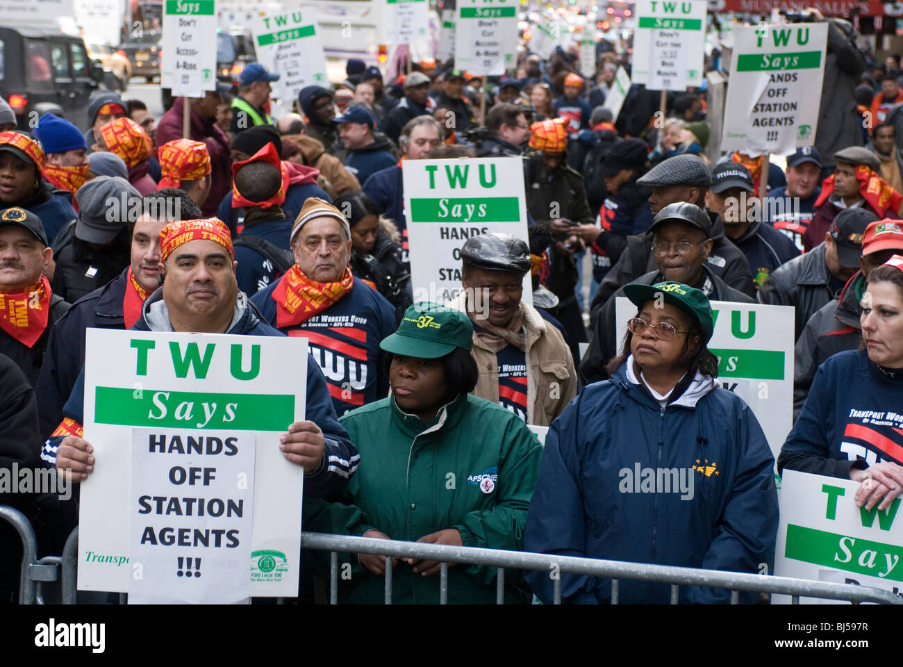 Les membres du syndicat des Travailleurs du transport en commun et d'autres réductions de services de transport de protestation à New York Banque D'Images