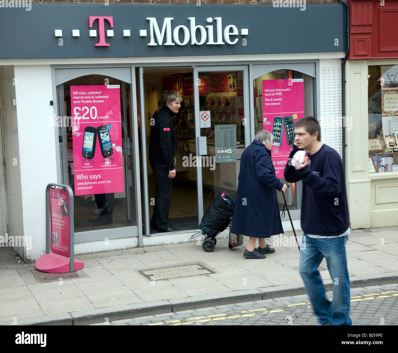 T Mobile shop exterior street Colchester Essex en Angleterre Banque D'Images