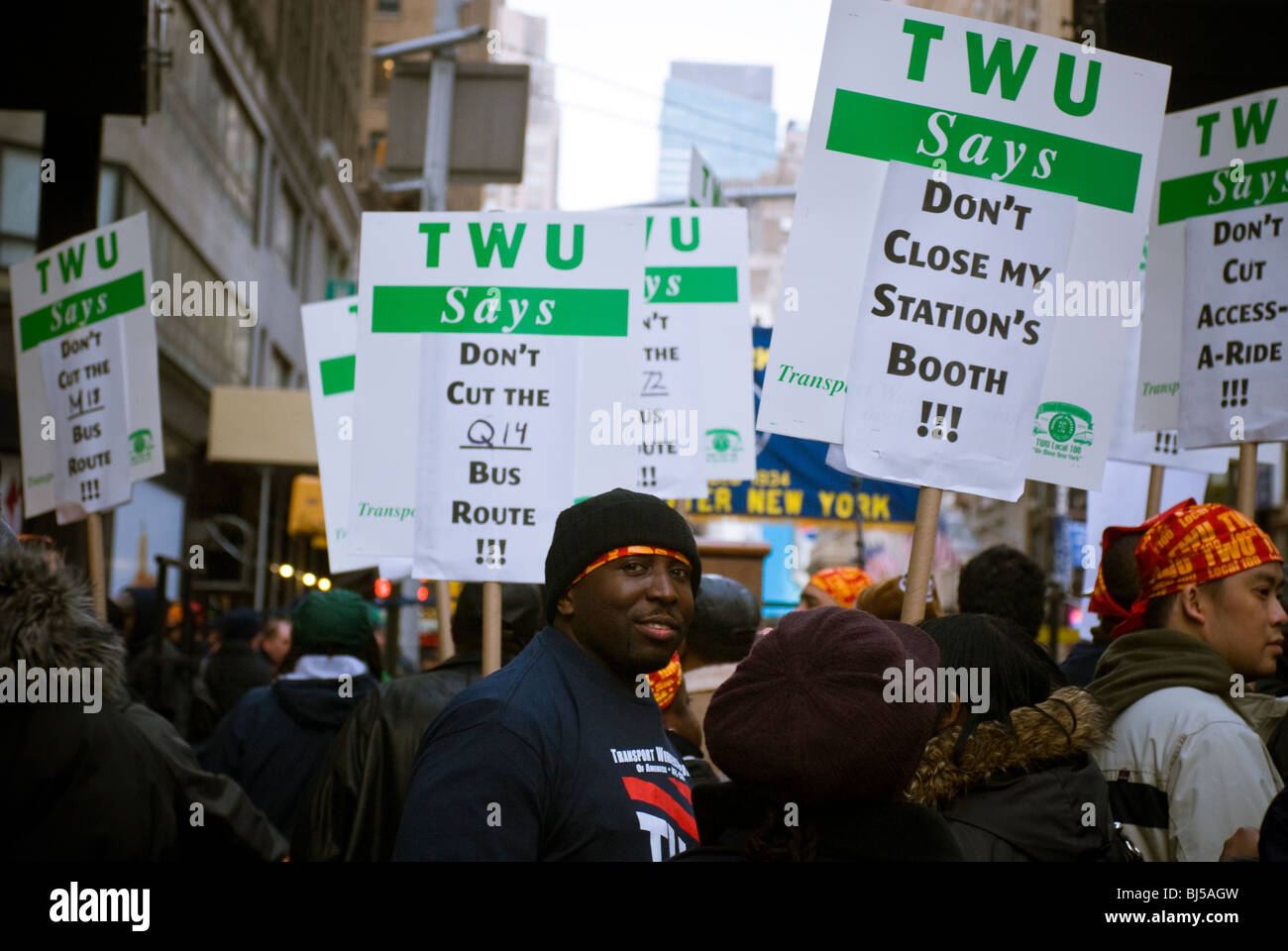Les membres du syndicat des Travailleurs du transport en commun et d'autres réductions de services de transport de protestation à New York Banque D'Images