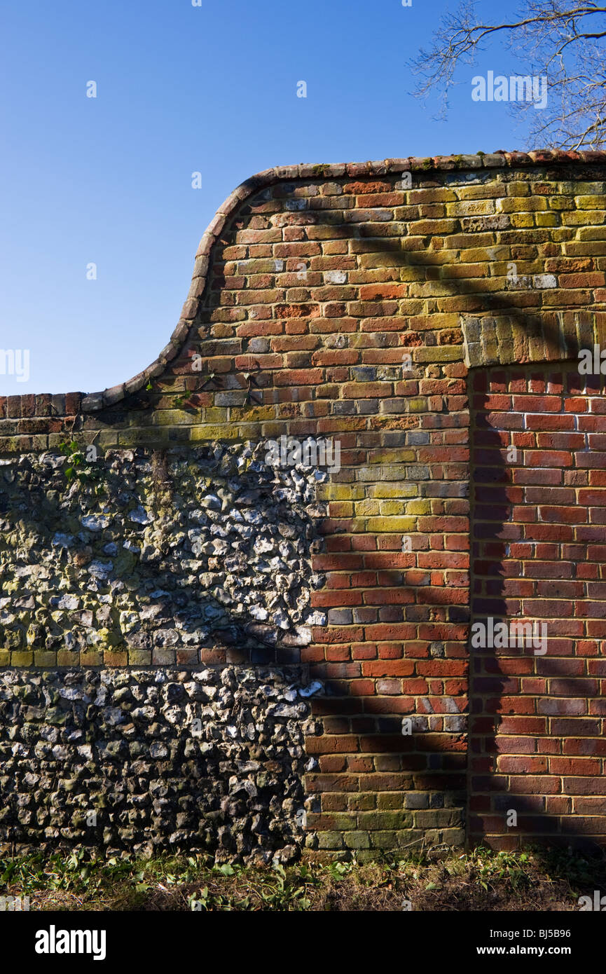 Buckinghamshire typique de briques et silex mur sur la périphérie du vieux Amersham Buckinghamshire UK Banque D'Images