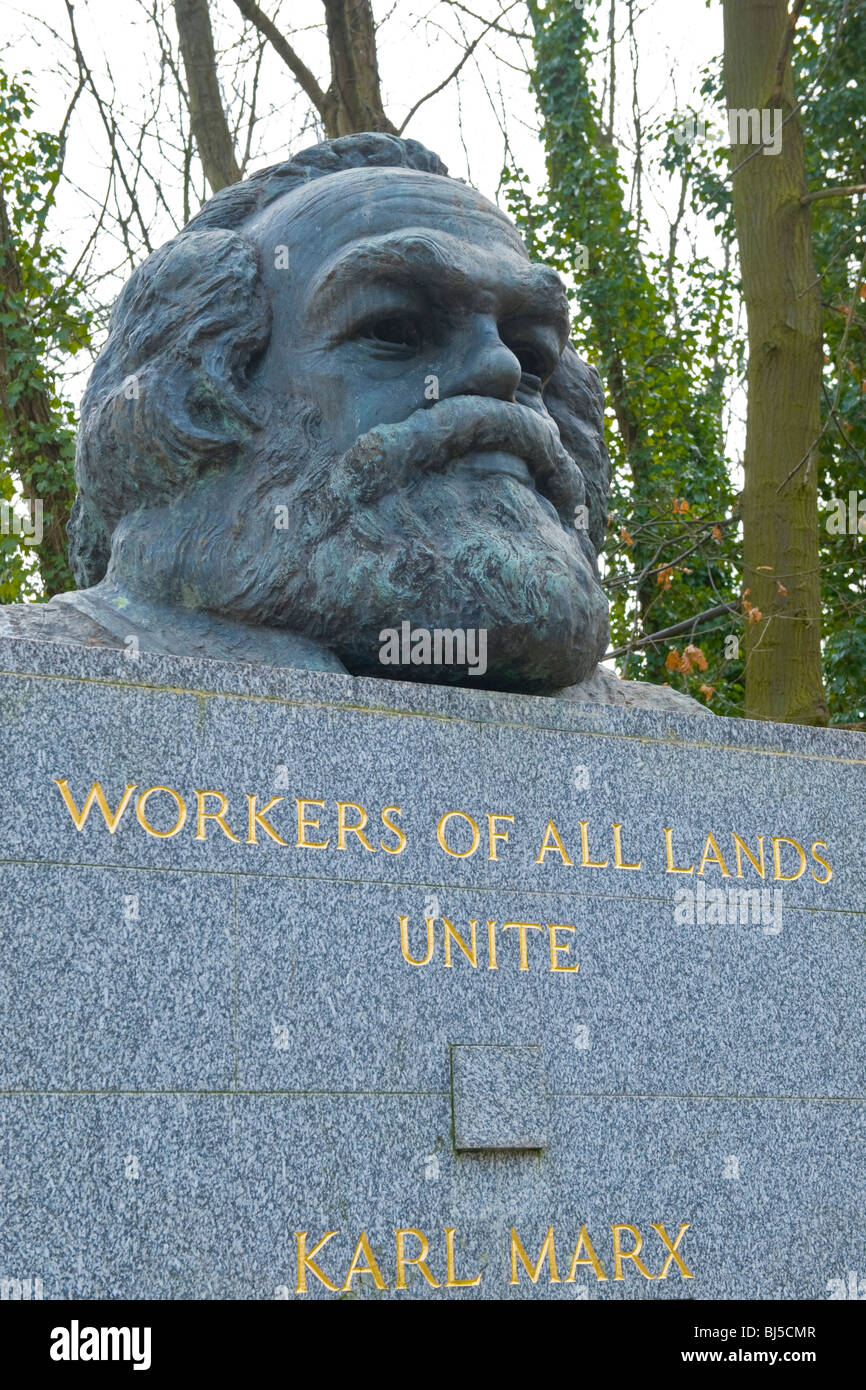 Le Cimetière de Highgate , tombe de Karl Marx , philosophe , théoricien de la politique socialiste et révolutionnaire , , fondateur du Communisme Banque D'Images