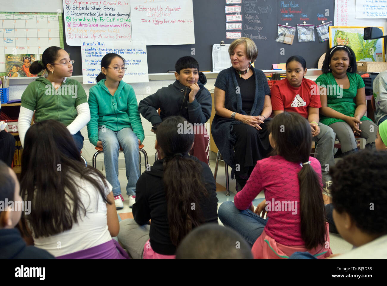 Les élèves de cinquième année à New York participer à une discussion en classe sur le respect de la diversité Banque D'Images