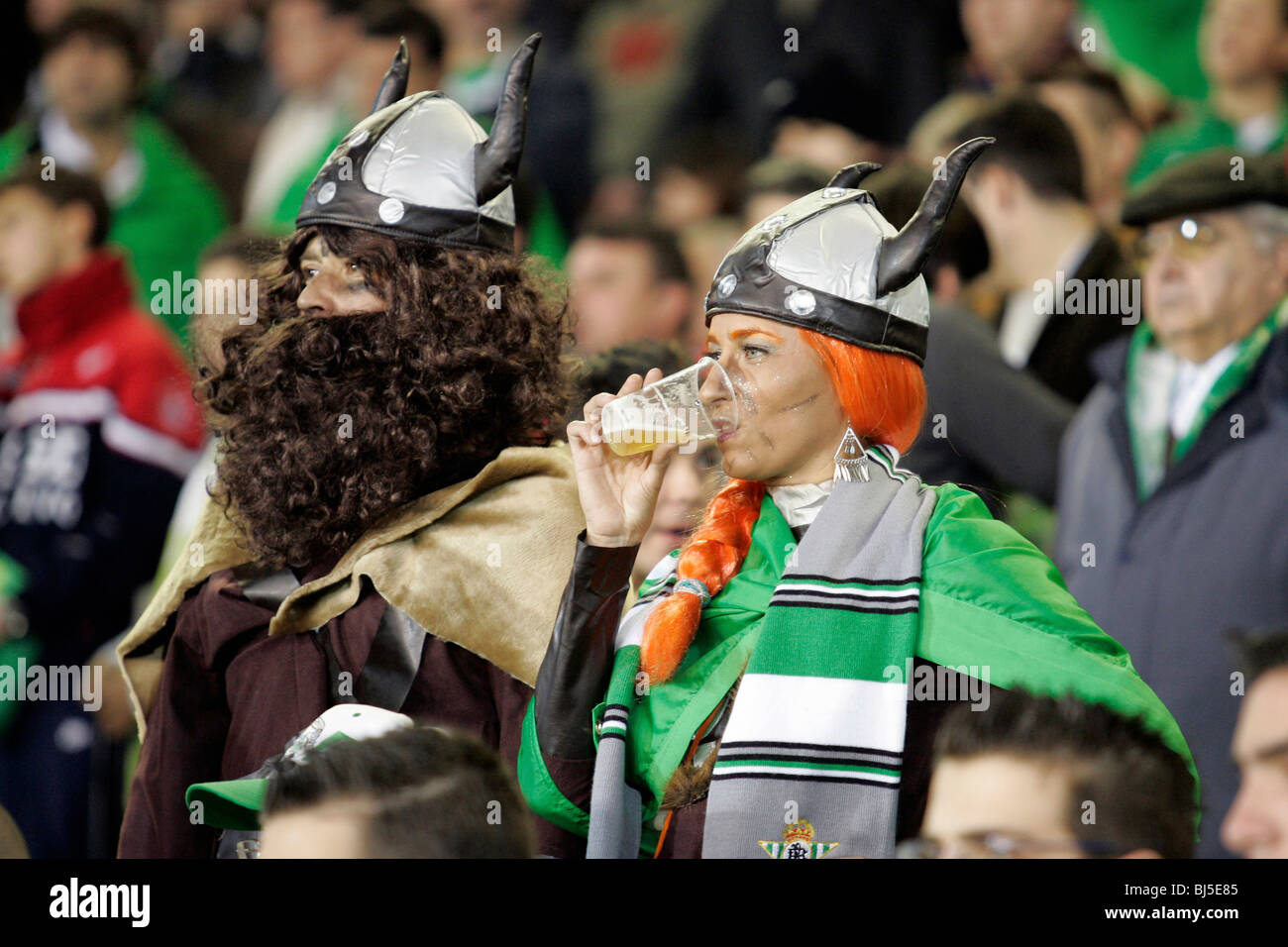 Fans de Real Betis de regarder le match de la Ligue de football espagnol, Séville, Espagne Banque D'Images