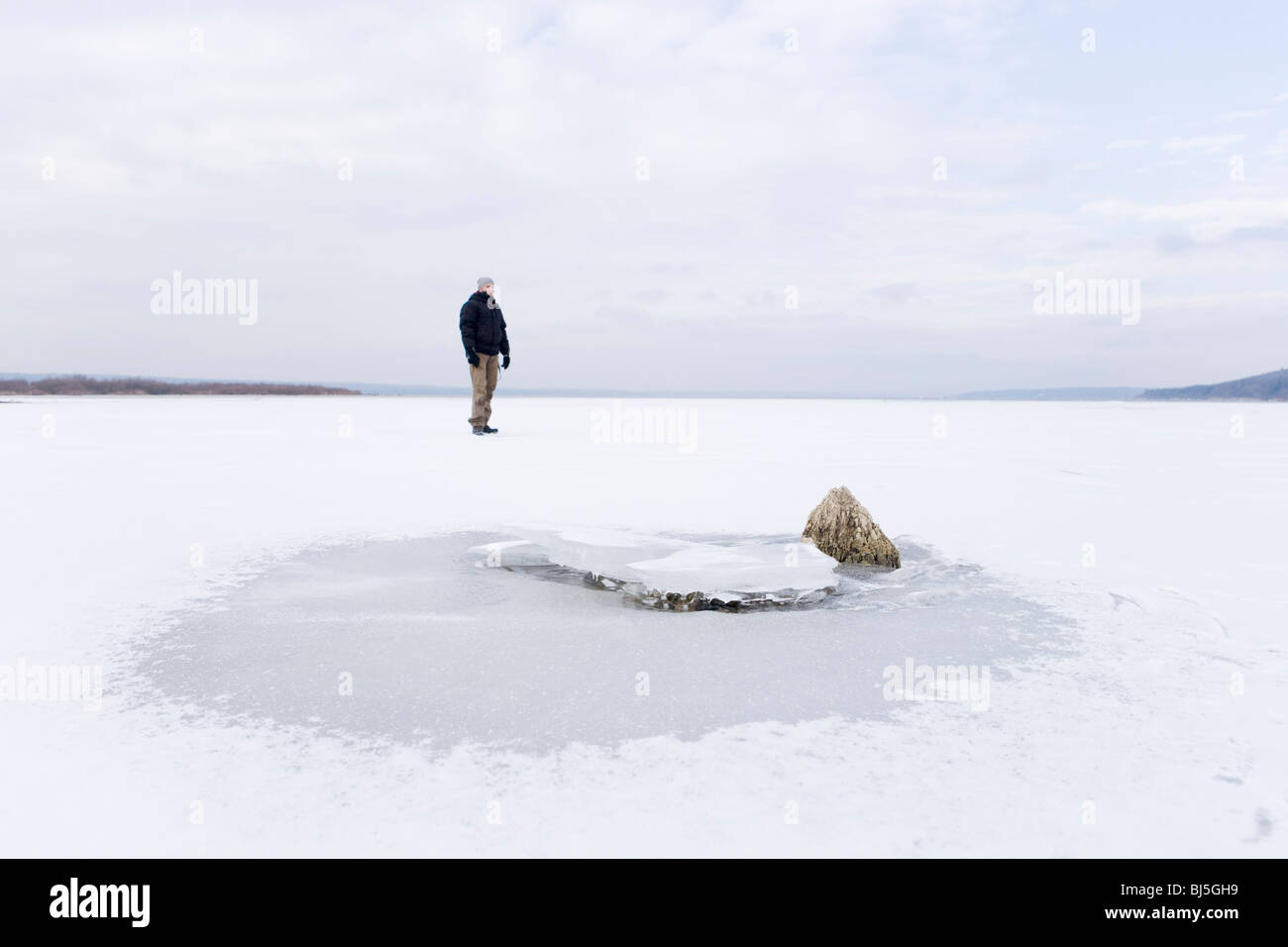 L'homme sur lac gelé Banque D'Images