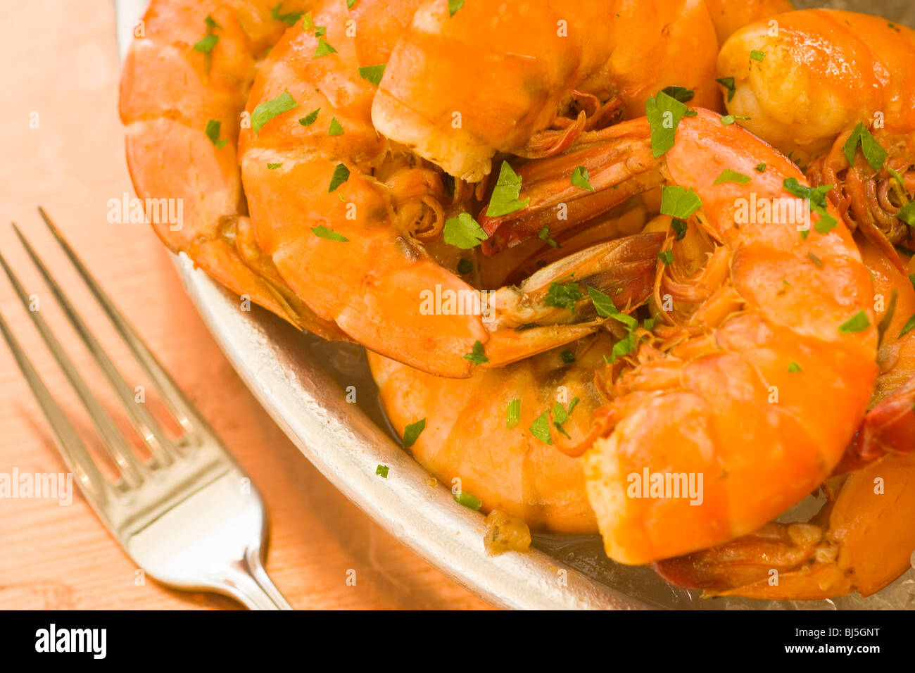 Peler et manger des crevettes, le chat affamé Restaurant, Santa Barbara, Californie Banque D'Images