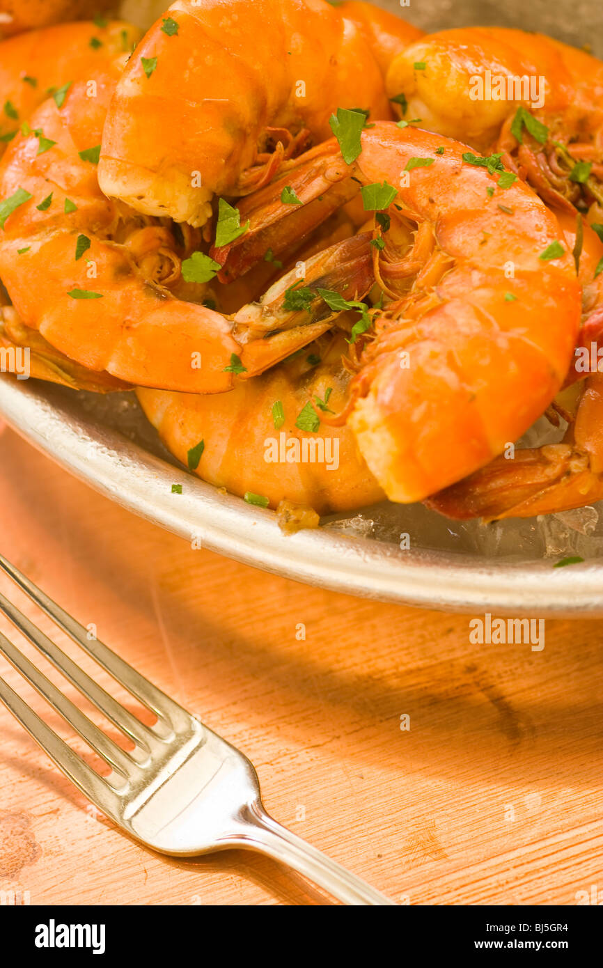 Peler et manger des crevettes, le chat affamé Restaurant, Santa Barbara, Californie Banque D'Images