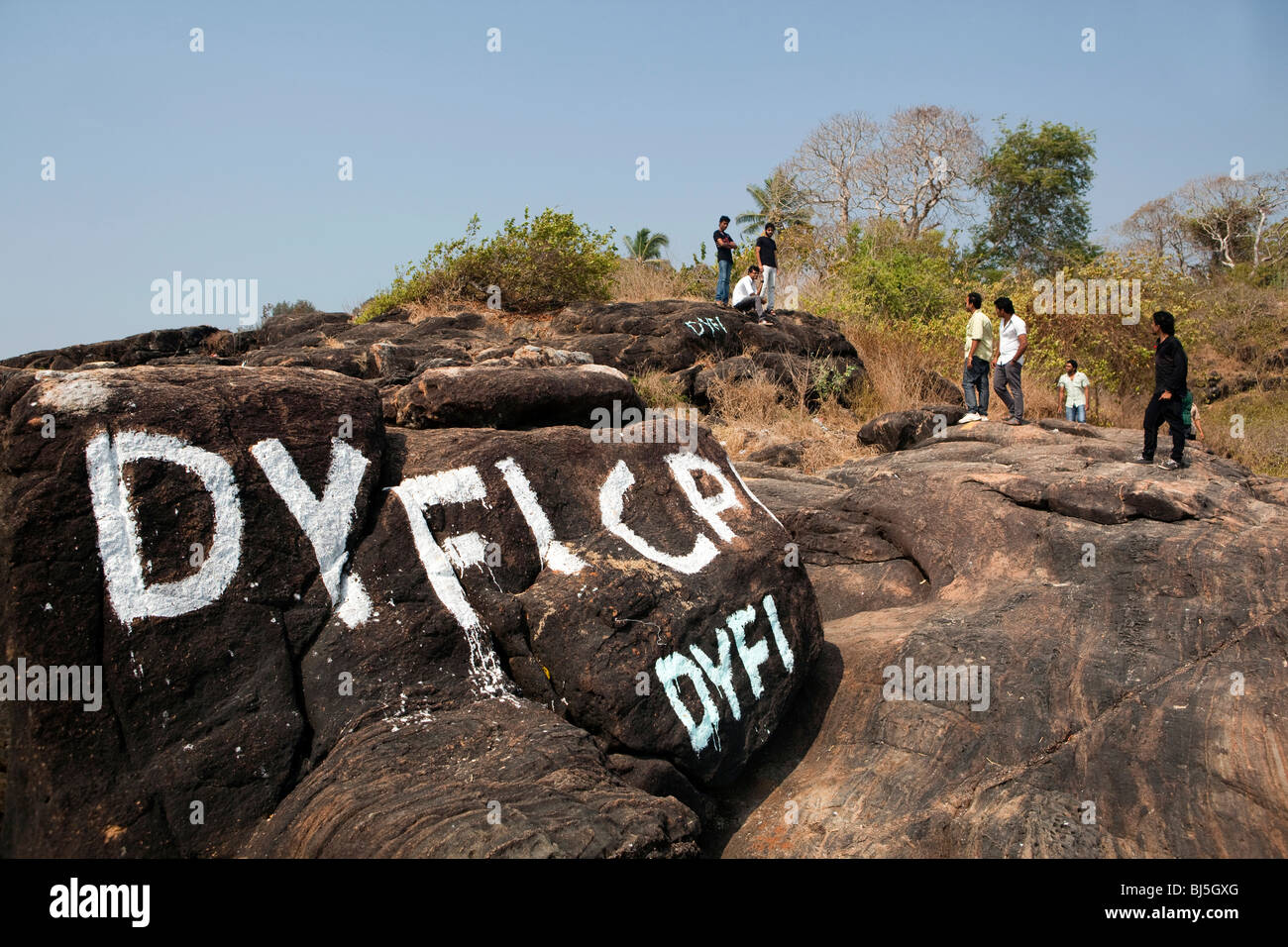 L'Inde, le Kerala, Calicut, Kozhikode, Kappad beach DYFI, Fédération de la jeunesse démocratique de l'Inde partie communautaire graffitti sur rock Banque D'Images