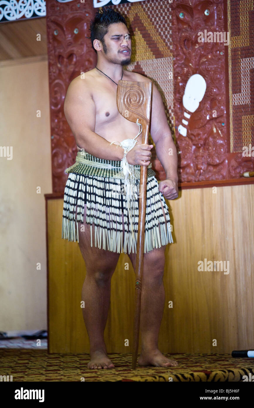 Un spectacle Maori divertit les clients de Treetops Lodge près de Rotorua Nouvelle Zélande Banque D'Images