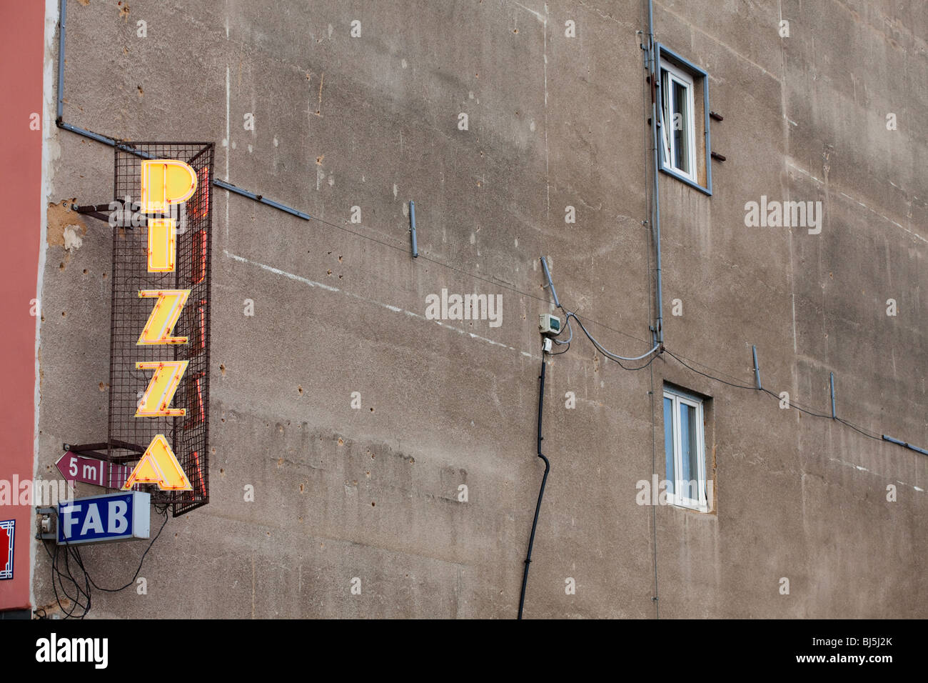 Affiche de pizza sur un bâtiment. Néon Banque D'Images