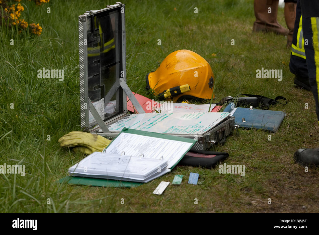 Le Conseil de commandement de l'intervention incendie et casque jaune modèle entièrement libéré Banque D'Images