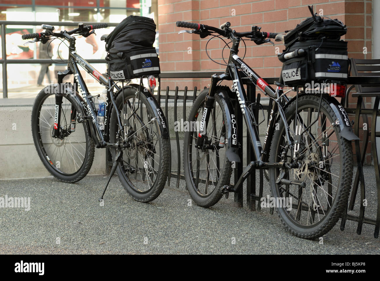 Deux vélos de la Police de Vancouver sur son support, jusqu'à l'encontre d'une balustrade. Banque D'Images