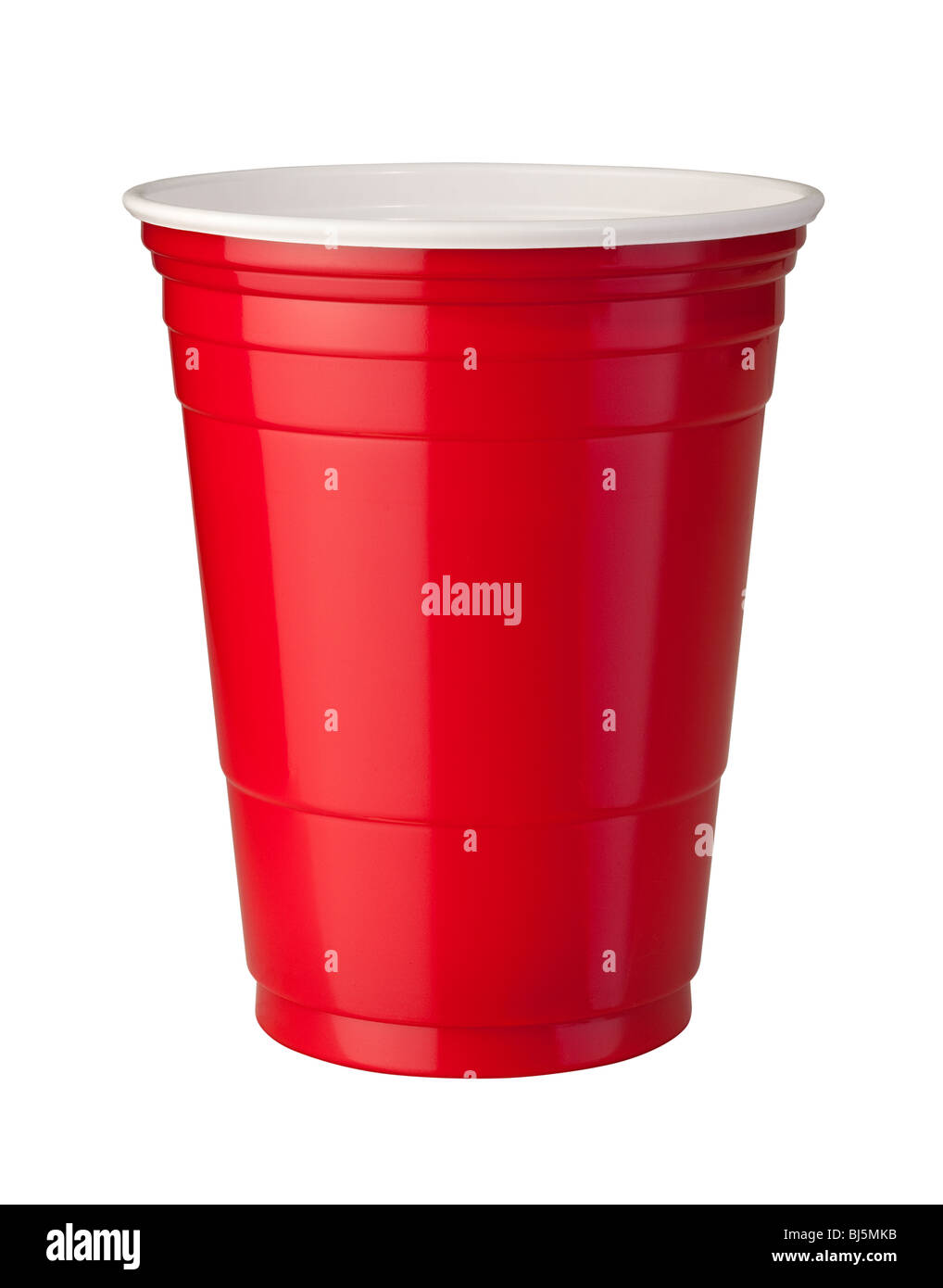 Tasse en plastique rouge isolé sur fond blanc. Banque D'Images
