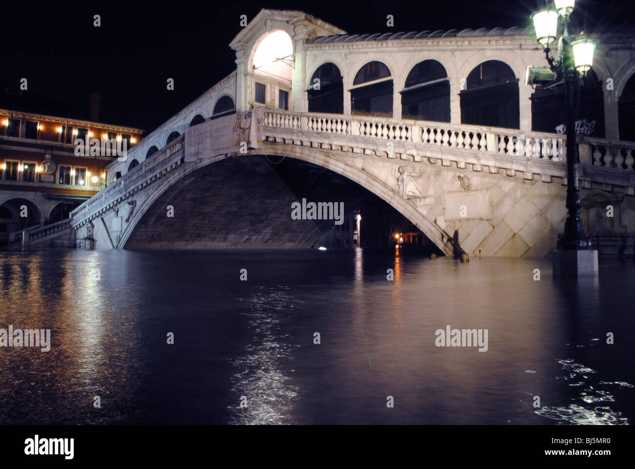 Une longue exposition du Pont du Rialto et le Grand Canal de nuit pendant une inondation, Venise, Italie Banque D'Images