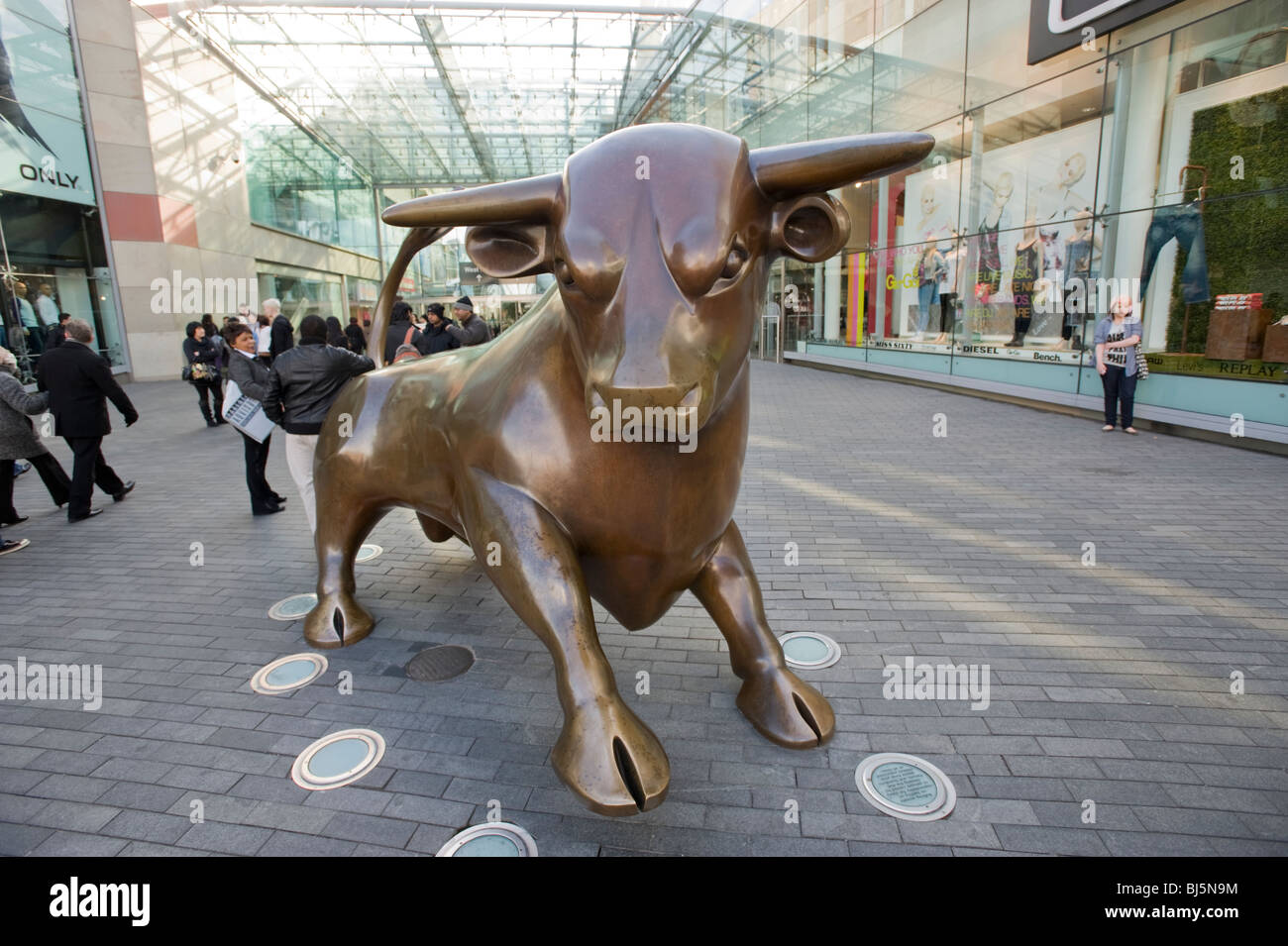 Statue de taureau à l'entrée du centre commercial Bullring, Birmingham, England, UK. Banque D'Images