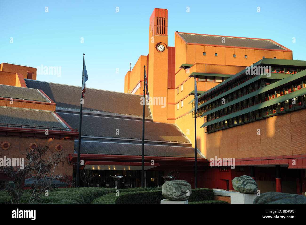 British Library, Euston, Londres, Angleterre, Royaume-Uni, attraper le chaud soleil d'hiver en fin d'après-midi Banque D'Images