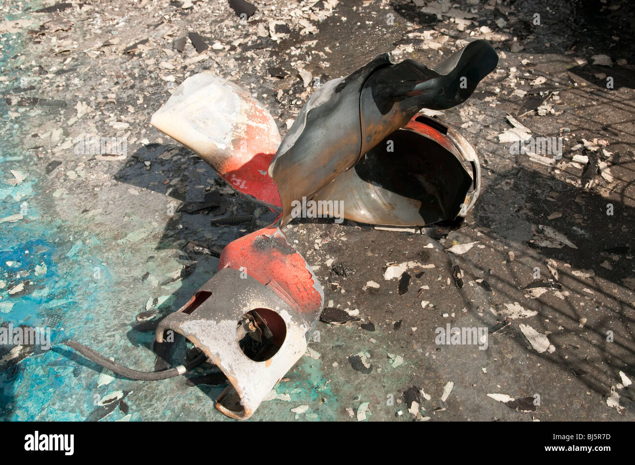 Bouteille de gaz propane a explosé et la rupture Photo Stock - Alamy