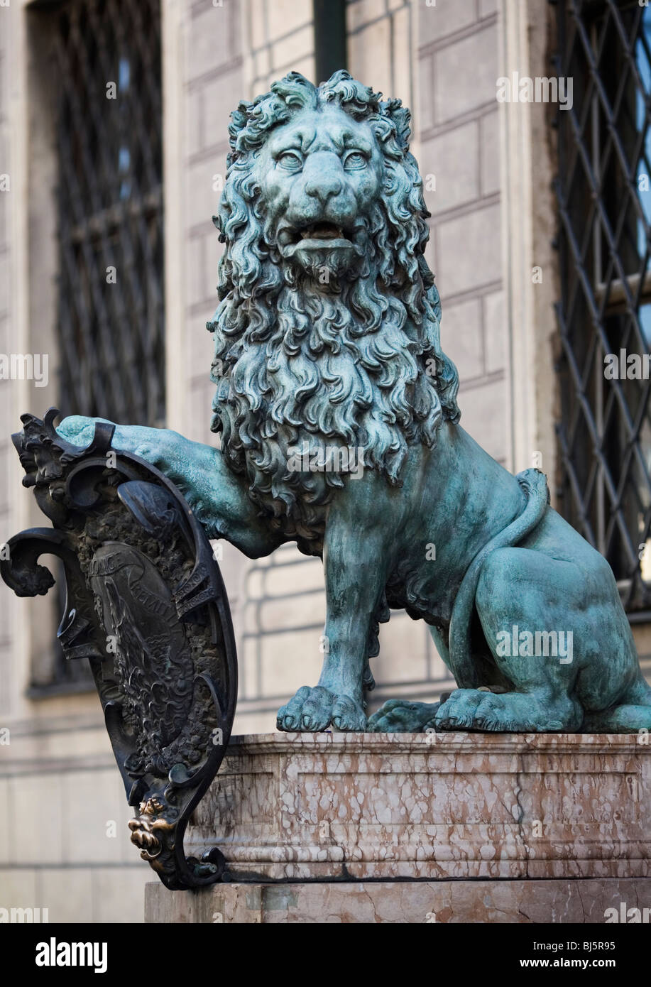 Munich Lion en face de l'Odeonplatz Feldherrnhalle et Theatinerkirche Munich, Allemagne Banque D'Images