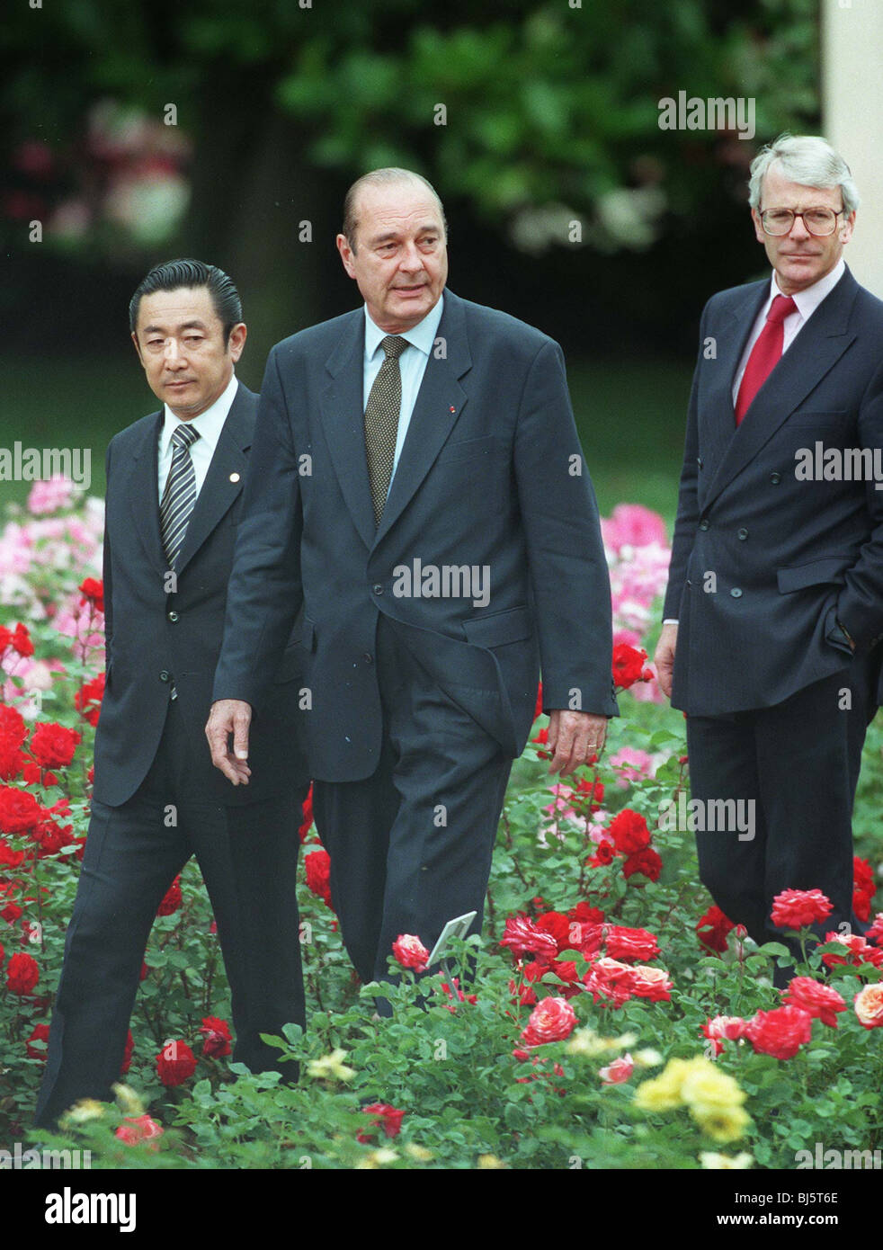 RYUTARO HASHIMOTO, JACQUES CHIRAC ET JOHN MAJOR SE PROMENER À TRAVERS LE JARDIN G7 1996 01 juillet 1996 Banque D'Images