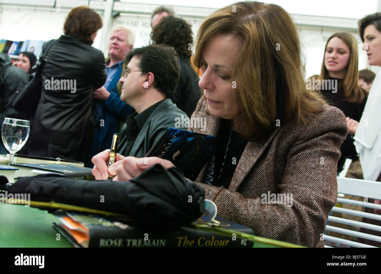 Rose Tremain livre signature en librairie, où les auteurs répondent à leurs fans à Hay Festival 2003 Hay-on-Wye Powys Pays de Galles UK Banque D'Images