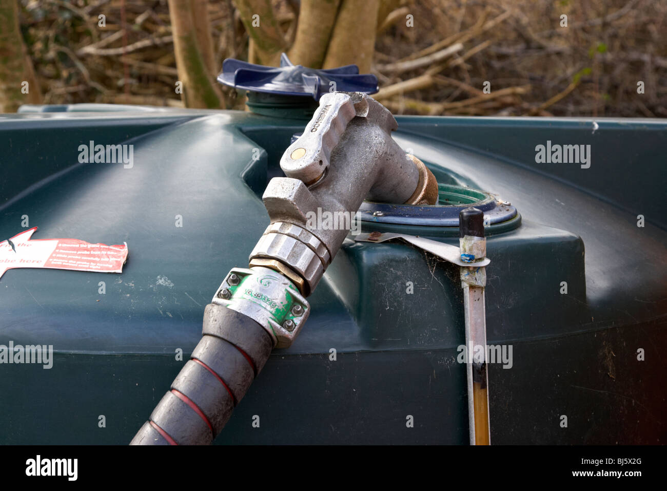 L'huile de chauffage domestique étant réservoir rempli de 28 sec de kérosène dans un jardin en Irlande du Nord, Royaume-Uni Banque D'Images