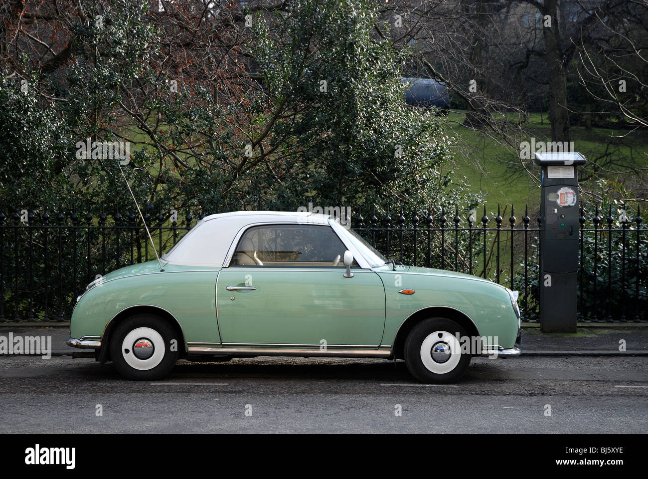 Nissan Figaro vert et blanc voiture garée dans la nouvelle ville d'Édimbourg. Banque D'Images